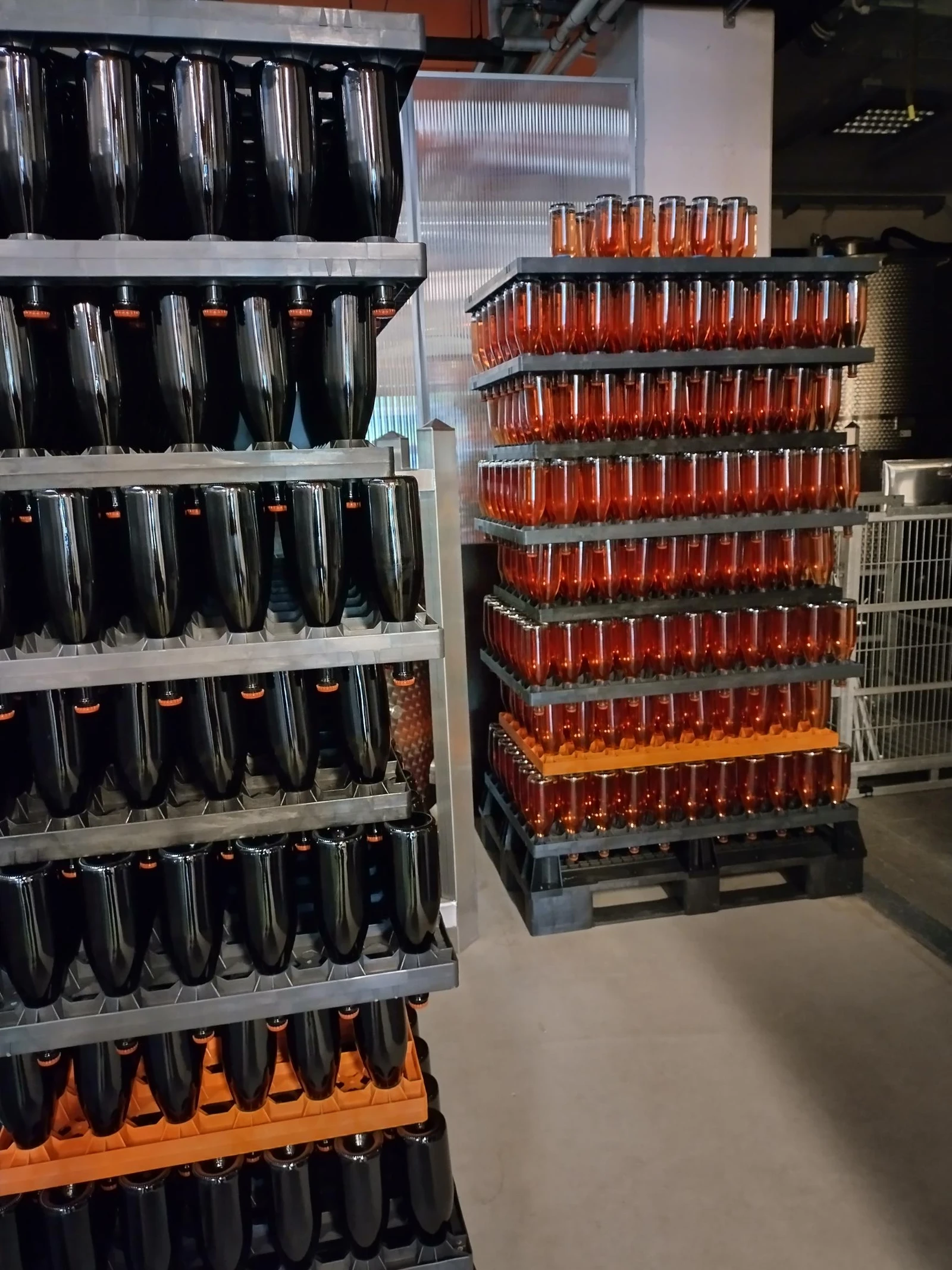 stoccaggio in verticale delle bottiglie di vino salva spazio logisto